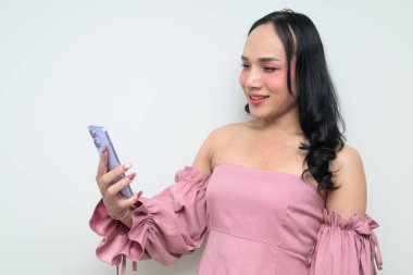 Makyajlı ve uzun saçlı Taylandlı genç bir transseksüelin stüdyo portresi. Cinsiyet ifadesi kavramı, LGBTQ gururu ve özgün güzellik ve çeşitliliği gösteren kapsayıcılık.