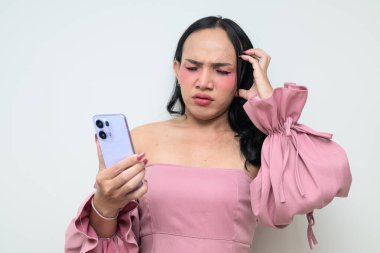 Makyajlı ve uzun saçlı Taylandlı genç bir transseksüelin stüdyo portresi. Cinsiyet ifadesi kavramı, LGBTQ gururu ve özgün güzellik ve çeşitliliği gösteren kapsayıcılık.