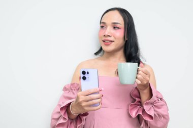 Makyajlı ve uzun saçlı Taylandlı genç bir transseksüelin stüdyo portresi. Cinsiyet ifadesi kavramı, LGBTQ gururu ve özgün güzellik ve çeşitliliği gösteren kapsayıcılık.