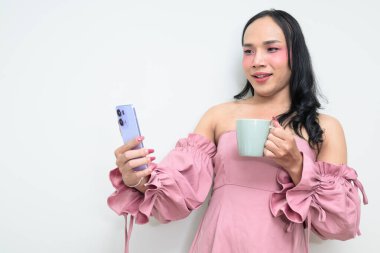 Makyajlı ve uzun saçlı Taylandlı genç bir transseksüelin stüdyo portresi. Cinsiyet ifadesi kavramı, LGBTQ gururu ve özgün güzellik ve çeşitliliği gösteren kapsayıcılık.