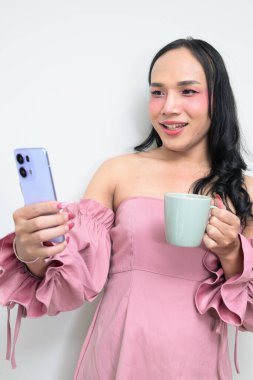 Makyajlı ve uzun saçlı Taylandlı genç bir transseksüelin stüdyo portresi. Cinsiyet ifadesi kavramı, LGBTQ gururu ve özgün güzellik ve çeşitliliği gösteren kapsayıcılık.