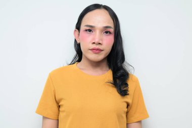Makyajlı ve uzun saçlı Taylandlı genç bir transseksüelin stüdyo portresi. Cinsiyet ifadesi kavramı, LGBTQ gururu ve özgün güzellik ve çeşitliliği gösteren kapsayıcılık.