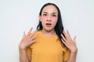 Makyajlı ve uzun saçlı Taylandlı genç bir transseksüelin stüdyo portresi. Cinsiyet ifadesi kavramı, LGBTQ gururu ve özgün güzellik ve çeşitliliği gösteren kapsayıcılık.