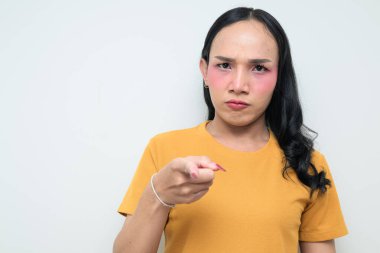 Makyajlı ve uzun saçlı Taylandlı genç bir transseksüelin stüdyo portresi. Cinsiyet ifadesi kavramı, LGBTQ gururu ve özgün güzellik ve çeşitliliği gösteren kapsayıcılık.