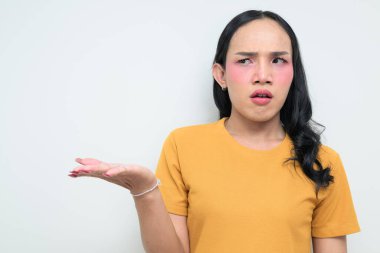 Makyajlı ve uzun saçlı Taylandlı genç bir transseksüelin stüdyo portresi. Cinsiyet ifadesi kavramı, LGBTQ gururu ve özgün güzellik ve çeşitliliği gösteren kapsayıcılık.