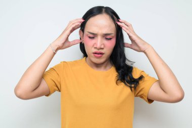 Makyajlı ve uzun saçlı Taylandlı genç bir transseksüelin stüdyo portresi. Cinsiyet ifadesi kavramı, LGBTQ gururu ve özgün güzellik ve çeşitliliği gösteren kapsayıcılık.