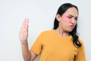 Makyajlı ve uzun saçlı Taylandlı genç bir transseksüelin stüdyo portresi. Cinsiyet ifadesi kavramı, LGBTQ gururu ve özgün güzellik ve çeşitliliği gösteren kapsayıcılık.