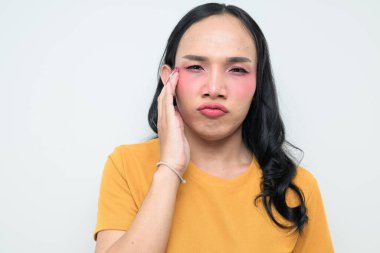 Makyajlı ve uzun saçlı Taylandlı genç bir transseksüelin stüdyo portresi. Cinsiyet ifadesi kavramı, LGBTQ gururu ve özgün güzellik ve çeşitliliği gösteren kapsayıcılık.