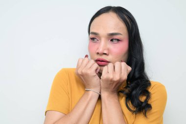 Makyajlı ve uzun saçlı Taylandlı genç bir transseksüelin stüdyo portresi. Cinsiyet ifadesi kavramı, LGBTQ gururu ve özgün güzellik ve çeşitliliği gösteren kapsayıcılık.