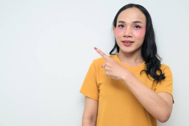 Makyajlı ve uzun saçlı Taylandlı genç bir transseksüelin stüdyo portresi. Cinsiyet ifadesi kavramı, LGBTQ gururu ve özgün güzellik ve çeşitliliği gösteren kapsayıcılık.