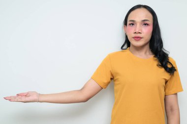 Makyajlı ve uzun saçlı Taylandlı genç bir transseksüelin stüdyo portresi. Cinsiyet ifadesi kavramı, LGBTQ gururu ve özgün güzellik ve çeşitliliği gösteren kapsayıcılık.