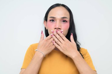 Makyajlı ve uzun saçlı Taylandlı genç bir transseksüelin stüdyo portresi. Cinsiyet ifadesi kavramı, LGBTQ gururu ve özgün güzellik ve çeşitliliği gösteren kapsayıcılık.