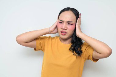 Makyajlı ve uzun saçlı Taylandlı genç bir transseksüelin stüdyo portresi. Cinsiyet ifadesi kavramı, LGBTQ gururu ve özgün güzellik ve çeşitliliği gösteren kapsayıcılık.