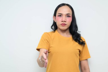 Makyajlı ve uzun saçlı Taylandlı genç bir transseksüelin stüdyo portresi. Cinsiyet ifadesi kavramı, LGBTQ gururu ve özgün güzellik ve çeşitliliği gösteren kapsayıcılık.