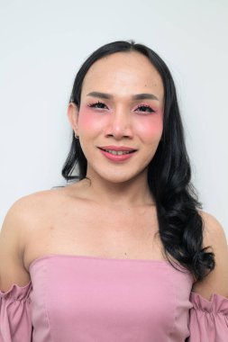 Makyajlı ve uzun saçlı Taylandlı genç bir transseksüelin stüdyo portresi. Cinsiyet ifadesi kavramı, LGBTQ gururu ve özgün güzellik ve çeşitliliği gösteren kapsayıcılık.