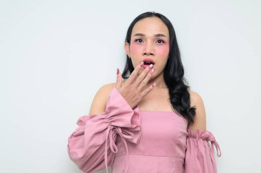 Makyajlı ve uzun saçlı Taylandlı genç bir transseksüelin stüdyo portresi. Cinsiyet ifadesi kavramı, LGBTQ gururu ve özgün güzellik ve çeşitliliği gösteren kapsayıcılık.