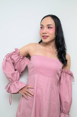 Makyajlı ve uzun saçlı Taylandlı genç bir transseksüelin stüdyo portresi. Cinsiyet ifadesi kavramı, LGBTQ gururu ve özgün güzellik ve çeşitliliği gösteren kapsayıcılık.