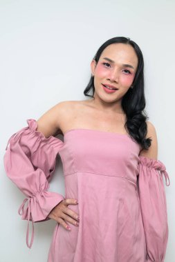 Makyajlı ve uzun saçlı Taylandlı genç bir transseksüelin stüdyo portresi. Cinsiyet ifadesi kavramı, LGBTQ gururu ve özgün güzellik ve çeşitliliği gösteren kapsayıcılık.