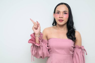 Makyajlı ve uzun saçlı Taylandlı genç bir transseksüelin stüdyo portresi. Cinsiyet ifadesi kavramı, LGBTQ gururu ve özgün güzellik ve çeşitliliği gösteren kapsayıcılık.