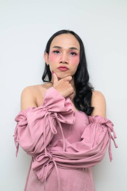 Makyajlı ve uzun saçlı Taylandlı genç bir transseksüelin stüdyo portresi. Cinsiyet ifadesi kavramı, LGBTQ gururu ve özgün güzellik ve çeşitliliği gösteren kapsayıcılık.