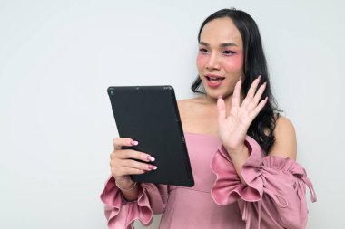 Makyajlı ve uzun saçlı Taylandlı genç bir transseksüelin stüdyo portresi. Cinsiyet ifadesi kavramı, LGBTQ gururu ve özgün güzellik ve çeşitliliği gösteren kapsayıcılık.