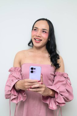 Makyajlı ve uzun saçlı Taylandlı genç bir transseksüelin stüdyo portresi. Cinsiyet ifadesi kavramı, LGBTQ gururu ve özgün güzellik ve çeşitliliği gösteren kapsayıcılık.