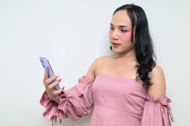 Makyajlı ve uzun saçlı Taylandlı genç bir transseksüelin stüdyo portresi. Cinsiyet ifadesi kavramı, LGBTQ gururu ve özgün güzellik ve çeşitliliği gösteren kapsayıcılık.