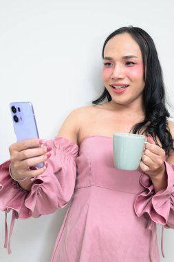 Makyajlı ve uzun saçlı Taylandlı genç bir transseksüelin stüdyo portresi. Cinsiyet ifadesi kavramı, LGBTQ gururu ve özgün güzellik ve çeşitliliği gösteren kapsayıcılık.