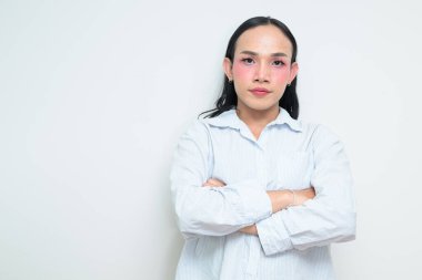 Makyajlı ve uzun saçlı Taylandlı genç bir transseksüelin stüdyo portresi. Cinsiyet ifadesi kavramı, LGBTQ gururu ve özgün güzellik ve çeşitliliği gösteren kapsayıcılık.