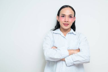 Makyajlı ve uzun saçlı Taylandlı genç bir transseksüelin stüdyo portresi. Cinsiyet ifadesi kavramı, LGBTQ gururu ve özgün güzellik ve çeşitliliği gösteren kapsayıcılık.