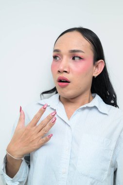 Makyajlı ve uzun saçlı Taylandlı genç bir transseksüelin stüdyo portresi. Cinsiyet ifadesi kavramı, LGBTQ gururu ve özgün güzellik ve çeşitliliği gösteren kapsayıcılık.