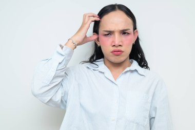 Makyajlı ve uzun saçlı Taylandlı genç bir transseksüelin stüdyo portresi. Cinsiyet ifadesi kavramı, LGBTQ gururu ve özgün güzellik ve çeşitliliği gösteren kapsayıcılık.