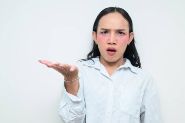 Makyajlı ve uzun saçlı Taylandlı genç bir transseksüelin stüdyo portresi. Cinsiyet ifadesi kavramı, LGBTQ gururu ve özgün güzellik ve çeşitliliği gösteren kapsayıcılık.