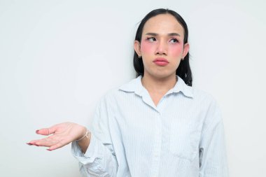 Makyajlı ve uzun saçlı Taylandlı genç bir transseksüelin stüdyo portresi. Cinsiyet ifadesi kavramı, LGBTQ gururu ve özgün güzellik ve çeşitliliği gösteren kapsayıcılık.