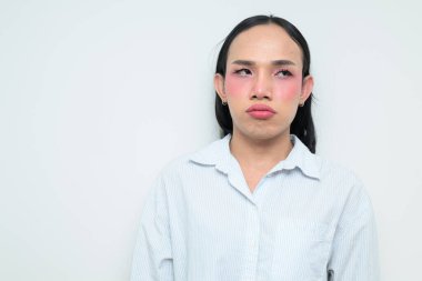 Makyajlı ve uzun saçlı Taylandlı genç bir transseksüelin stüdyo portresi. Cinsiyet ifadesi kavramı, LGBTQ gururu ve özgün güzellik ve çeşitliliği gösteren kapsayıcılık.