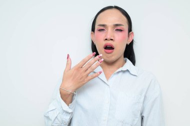 Makyajlı ve uzun saçlı Taylandlı genç bir transseksüelin stüdyo portresi. Cinsiyet ifadesi kavramı, LGBTQ gururu ve özgün güzellik ve çeşitliliği gösteren kapsayıcılık.