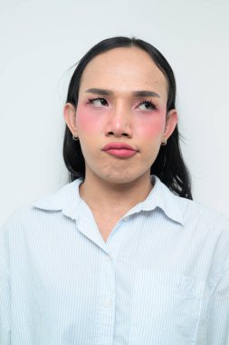 Makyajlı ve uzun saçlı Taylandlı genç bir transseksüelin stüdyo portresi. Cinsiyet ifadesi kavramı, LGBTQ gururu ve özgün güzellik ve çeşitliliği gösteren kapsayıcılık.