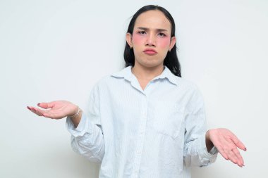 Makyajlı ve uzun saçlı Taylandlı genç bir transseksüelin stüdyo portresi. Cinsiyet ifadesi kavramı, LGBTQ gururu ve özgün güzellik ve çeşitliliği gösteren kapsayıcılık.