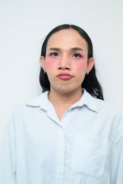 Makyajlı ve uzun saçlı Taylandlı genç bir transseksüelin stüdyo portresi. Cinsiyet ifadesi kavramı, LGBTQ gururu ve özgün güzellik ve çeşitliliği gösteren kapsayıcılık.