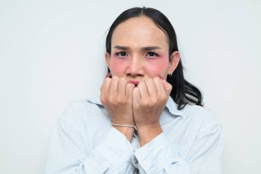 Makyajlı ve uzun saçlı Taylandlı genç bir transseksüelin stüdyo portresi. Cinsiyet ifadesi kavramı, LGBTQ gururu ve özgün güzellik ve çeşitliliği gösteren kapsayıcılık.