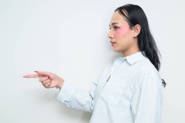 Makyajlı ve uzun saçlı Taylandlı genç bir transseksüelin stüdyo portresi. Cinsiyet ifadesi kavramı, LGBTQ gururu ve özgün güzellik ve çeşitliliği gösteren kapsayıcılık.