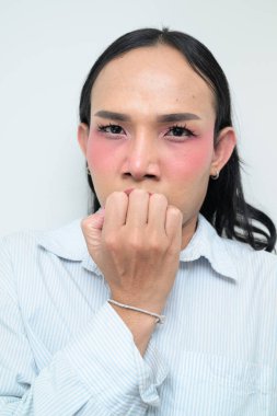 Makyajlı ve uzun saçlı Taylandlı genç bir transseksüelin stüdyo portresi. Cinsiyet ifadesi kavramı, LGBTQ gururu ve özgün güzellik ve çeşitliliği gösteren kapsayıcılık.