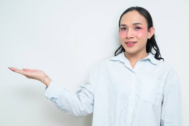 Makyajlı ve uzun saçlı Taylandlı genç bir transseksüelin stüdyo portresi. Cinsiyet ifadesi kavramı, LGBTQ gururu ve özgün güzellik ve çeşitliliği gösteren kapsayıcılık.