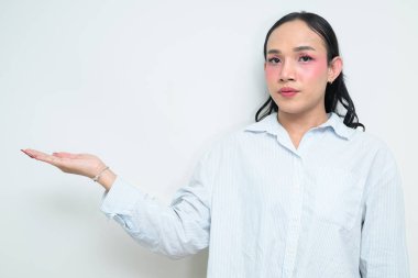 Makyajlı ve uzun saçlı Taylandlı genç bir transseksüelin stüdyo portresi. Cinsiyet ifadesi kavramı, LGBTQ gururu ve özgün güzellik ve çeşitliliği gösteren kapsayıcılık.