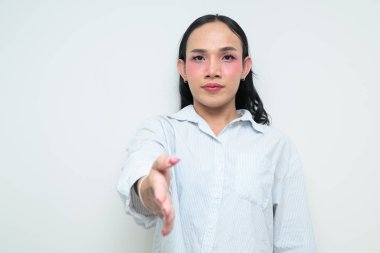 Makyajlı ve uzun saçlı Taylandlı genç bir transseksüelin stüdyo portresi. Cinsiyet ifadesi kavramı, LGBTQ gururu ve özgün güzellik ve çeşitliliği gösteren kapsayıcılık.