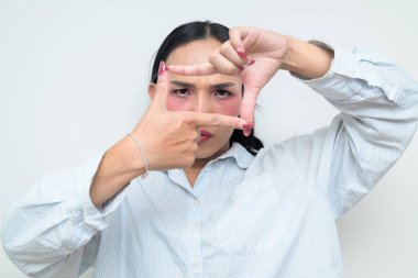 Makyajlı ve uzun saçlı Taylandlı genç bir transseksüelin stüdyo portresi. Cinsiyet ifadesi kavramı, LGBTQ gururu ve özgün güzellik ve çeşitliliği gösteren kapsayıcılık.