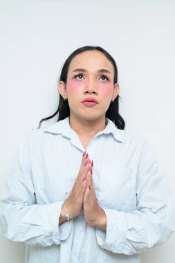 Makyajlı ve uzun saçlı Taylandlı genç bir transseksüelin stüdyo portresi. Cinsiyet ifadesi kavramı, LGBTQ gururu ve özgün güzellik ve çeşitliliği gösteren kapsayıcılık.