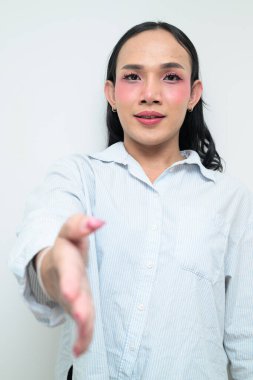 Makyajlı ve uzun saçlı Taylandlı genç bir transseksüelin stüdyo portresi. Cinsiyet ifadesi kavramı, LGBTQ gururu ve özgün güzellik ve çeşitliliği gösteren kapsayıcılık.