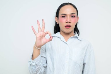 Makyajlı ve uzun saçlı Taylandlı genç bir transseksüelin stüdyo portresi. Cinsiyet ifadesi kavramı, LGBTQ gururu ve özgün güzellik ve çeşitliliği gösteren kapsayıcılık.