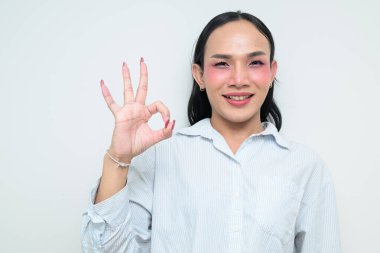 Makyajlı ve uzun saçlı Taylandlı genç bir transseksüelin stüdyo portresi. Cinsiyet ifadesi kavramı, LGBTQ gururu ve özgün güzellik ve çeşitliliği gösteren kapsayıcılık.